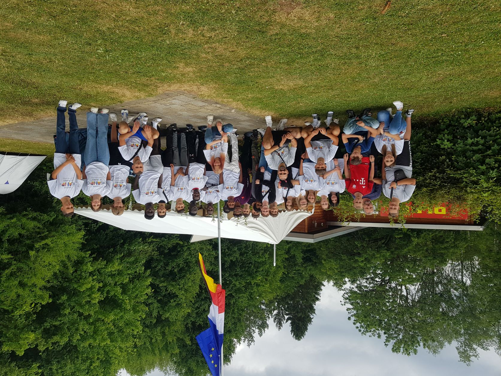 Photo de groupe devant les drapeaux européen, allemand et français